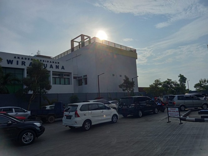 Harga BBM Bakal Naik, Antrean Kendaraan Mengular di SPBU Metro Lampung