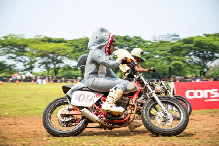Pencinta Motor Klasik Balapan Sambil Bersenang-senang
