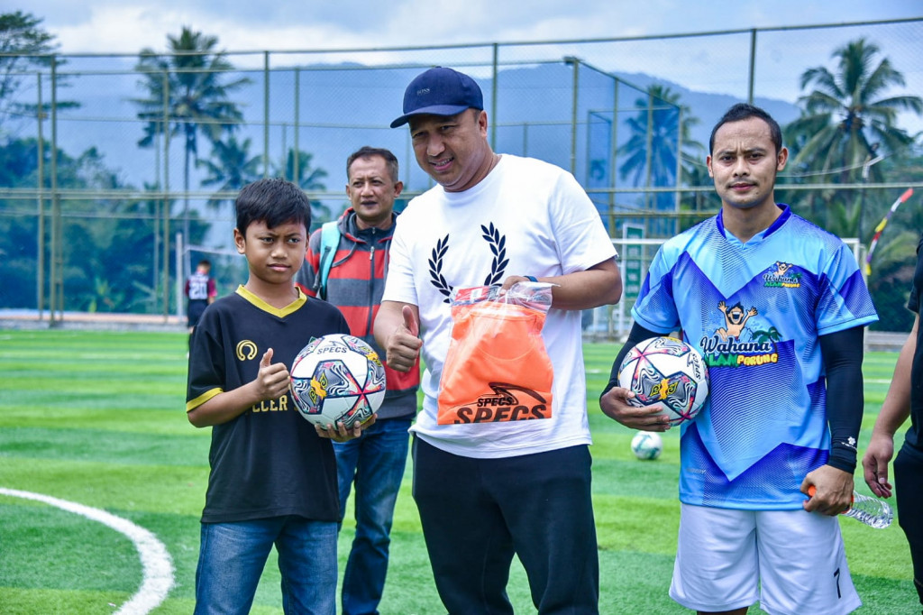 Suasana kegiatan amal  Seejontor FC dengan Persib Legend di Wahana Alam Parung. (Foto: Istimewa)
