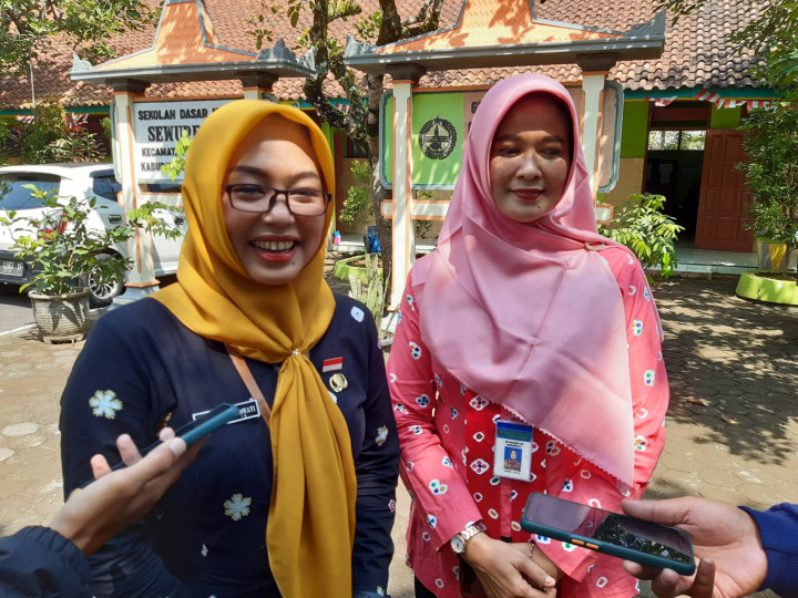 Ini Sosok Guru Viral di TikTok yang Bersihkan Kutu Siswinya