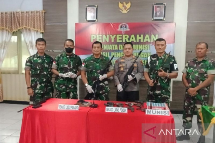 Masyarakat Papua Serahkan 14 Senjata dan Amunisi ke TNI