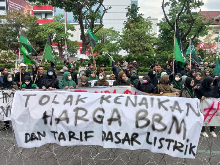 Mahasiswa Geruduk Gedung DPRD Jateng, Tolak Kenaikan BBM