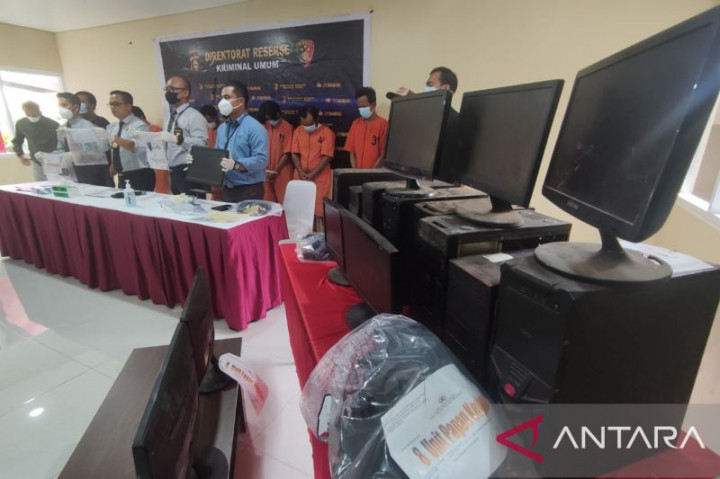 Polisi Tangkap Bandar Judi Online Berkedok Warnet di Palembang