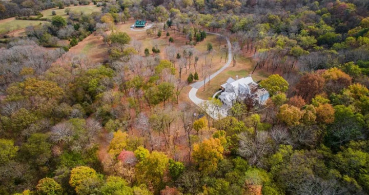 Untung Banyak, Miley Cyrus Jual Rumahnya di Pedesaan