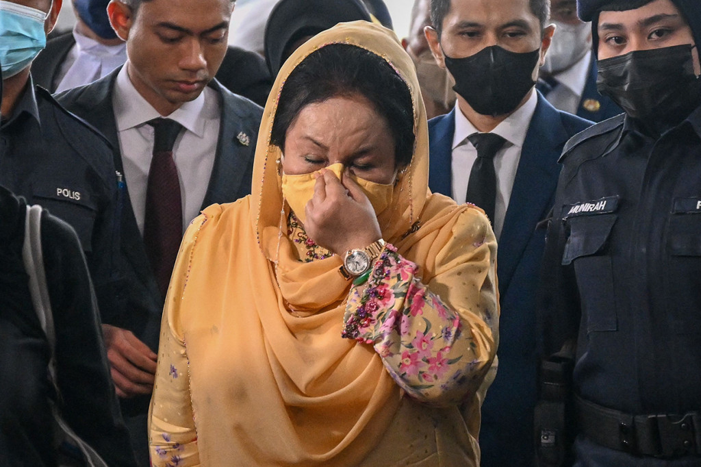Istri Mantan PM Najib Menangis Usai Divonis 10 Tahun Penjara
