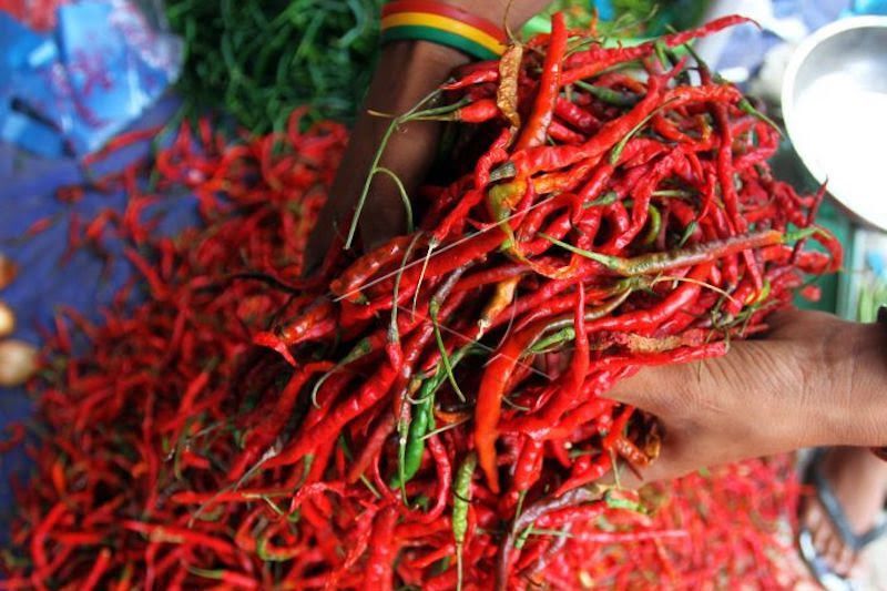 Pedagang memilah cabai merah yang dijualnya di pasar 26 Ilir Palembang, Sumsel, Rabu, 10 Juni 2021. Dokumentasi/ ANTARA