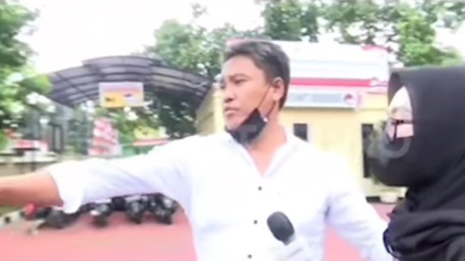 Viral! Polisi Suruh Jurnalis Ngomong sama Pohon