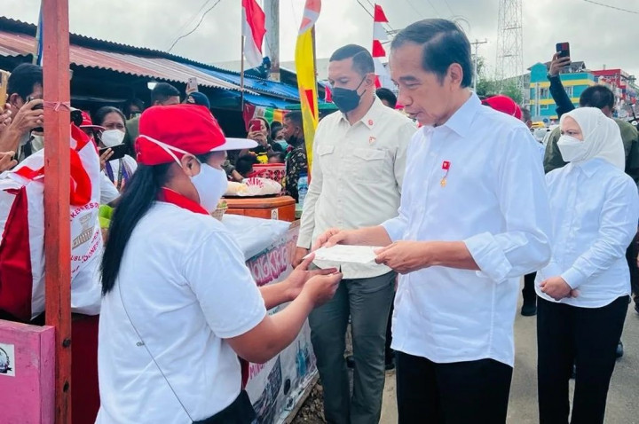 Kunjungi Pasar Olilit, Jokowi Bagikan Bansos untuk Pedagang