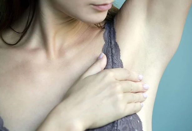 Benjolan di ketiak. Foto: medicinenet.com