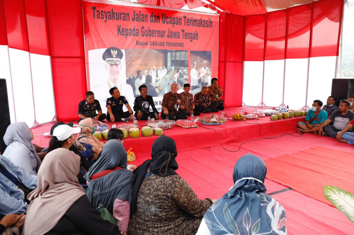 Ganjar: Pembangunan Jalan Desa Topang Aktivitas dan Ekonomi Warga