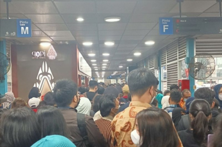 Banyak Dikeluhkan, Kedai Kopi di Halte TransJakarta Harmoni Dibongkar