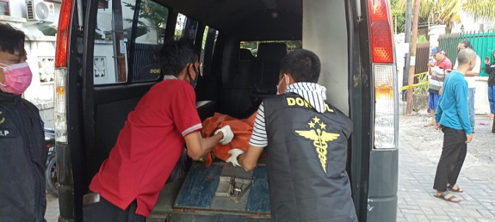 Geger! Bungkusan Sarung Diduga Jasad Bayi Ditemukan di Selokan