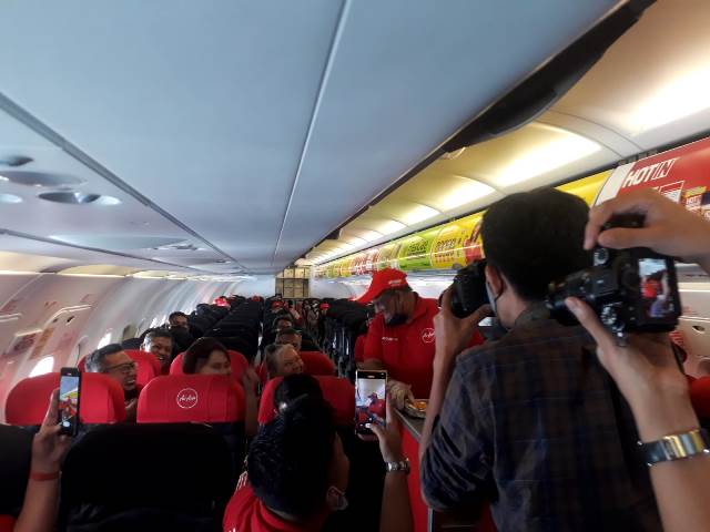 Ini momen langka, saat CEO AirAsia, Tony Fernandes angkat piring kotor. (Foto: Dok. Medcom.id/Yatin Suleha)