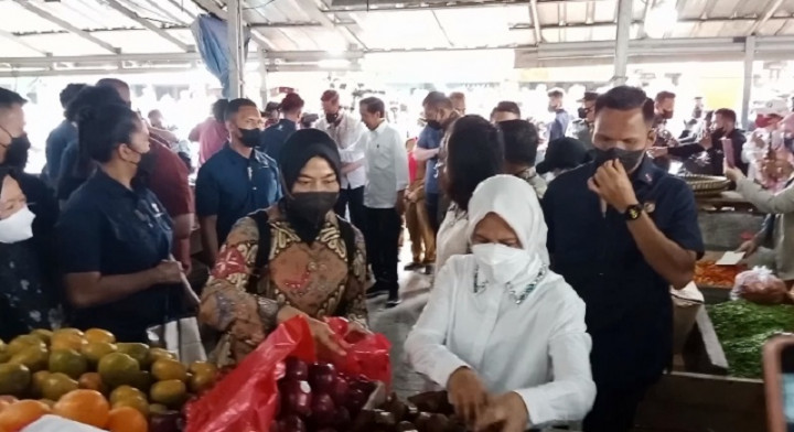 Iriana Jokowi Sempatkan Belanja Salak di Pasar Pasir Gintung