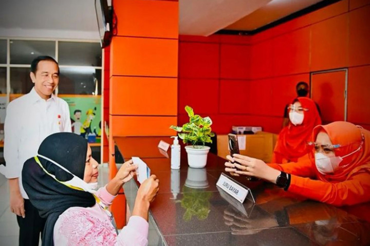 Jokowi Tinjau Penyaluran BLT BBM di Kantor Pos Bandar Lampung