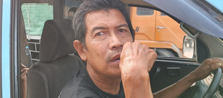 Sopir Angkot di Cirebon Lemas Tahu Harga BBM Naik