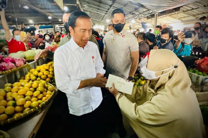 Presiden Bagikan Bansos ke Pedagang Pasar Pasir Gintung Bandar Lampung