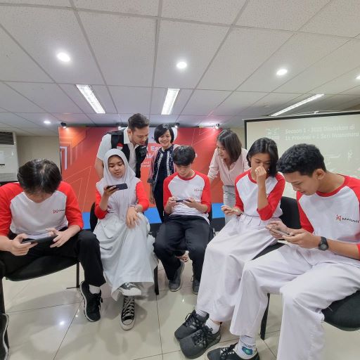 Salah satu tim pelajar yang sedang bermain gim dalam riset yang dilakukan UI. Foto: Dok. UI
