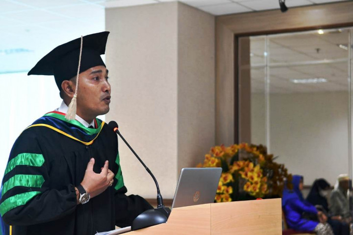 Perjalanan Hidup Tukang Cuci Bus hingga Raih Gelar Doktor