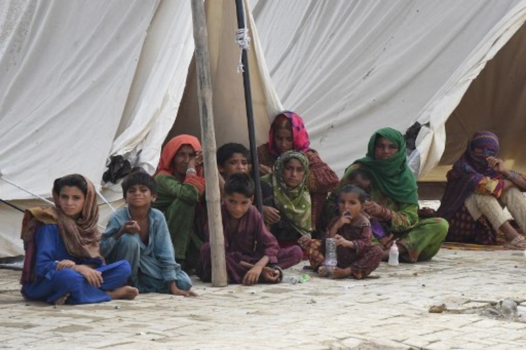 Sekelompok anak korban banjir duduk di tenda-tenda darurat di Balochistan, Pakistan, 3 September 2022. (Banaras KHAN / AFP)