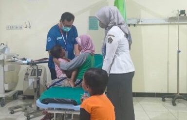 Mensos Jenguk Balita Korban Penganiayaan Orang Tua Asuh di Blitar