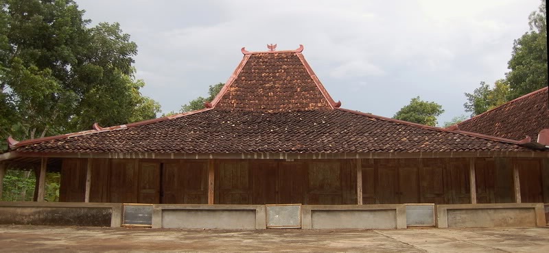 Rumah adat Joglo berasal dari Jawa Tengah. Foto: Kemdikbud