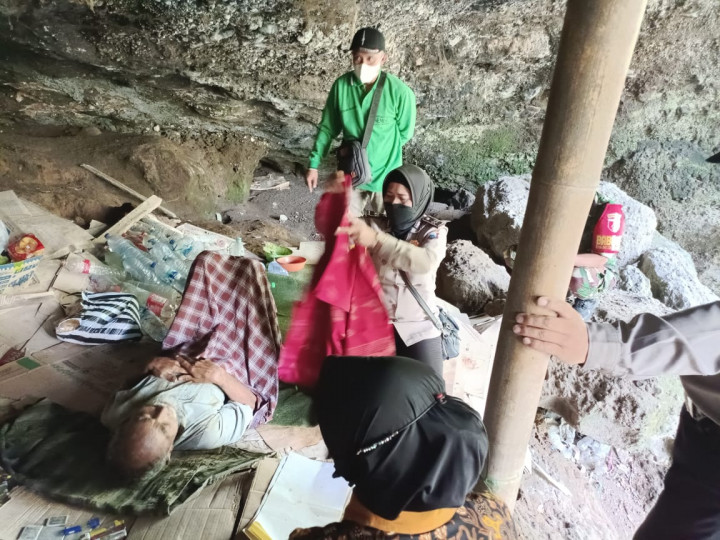 20 Tahun Tinggal di Gua, Kakek Asal Lawang Malang Dievakuasi