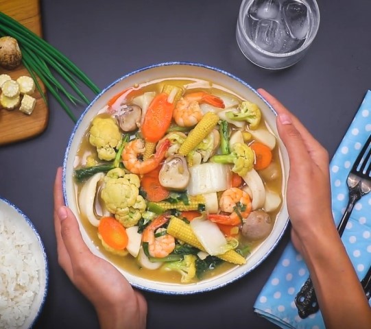 Ini resep capcay kuah yang rasanya seperti buatan resto. Yuk, coba buat di rumah. (Foto: Dok. Endeus TV)