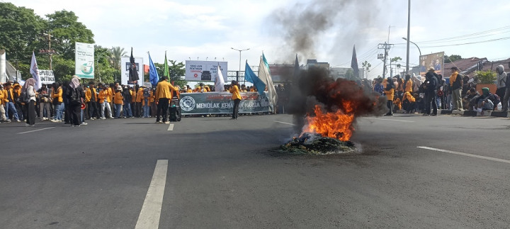 Demo Tolak Penaikan BBM di Makassar, Mahasiswa Bakar Ban dan Blokir Jalan