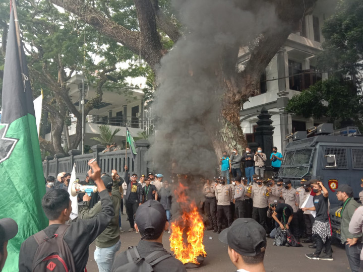 Mahasiswa Malang Bakar Ban Demo Tolak Penaikan Harga BBM