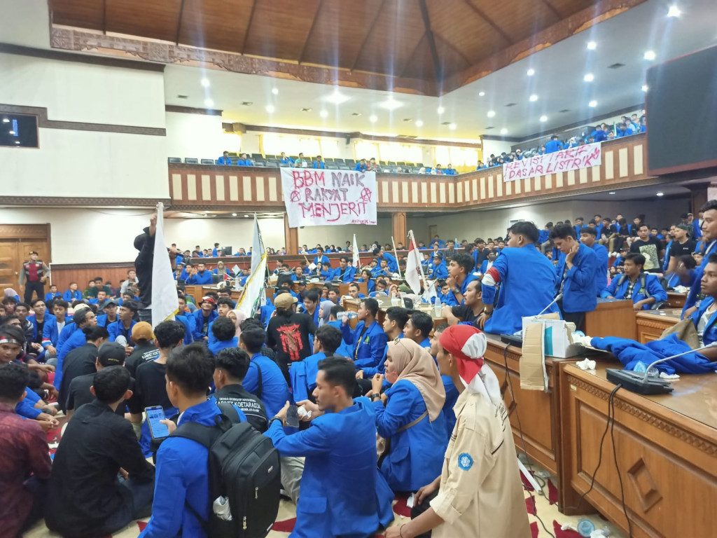 Massa Mahasiswa UIN Ar-Raniry menggelar aksi menolak kenaikan harga BBM di Gedung DPR Aceh. Foto: Medcom.id/ Fajri Fatmawati 