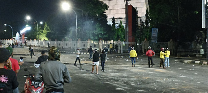 Demo Penaikan BBM di Makassar Berakhir Ricuh, Mahasiswa Bentrok dengan Warga