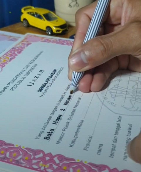 Pemkot Surabaya Siapkan Rp2,6 Miliar Tebus Ijazah Siswa yang Ditahan Sekolah