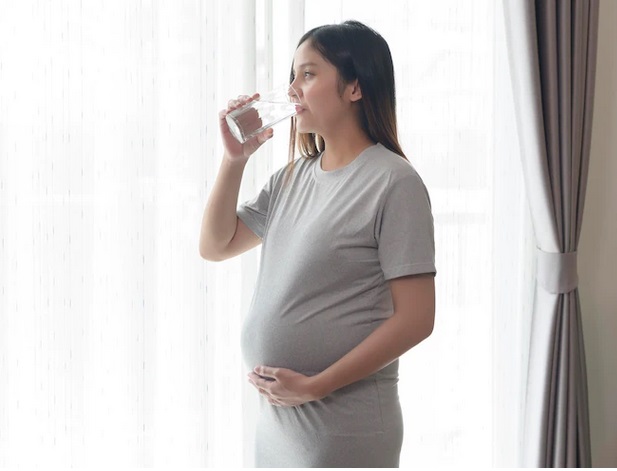 Apakah Air Mineral Aman untuk Ibu Hamil dan Menyusui?