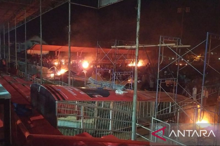 Kemarin, Polisi Tembak Polisi hingga Pembakaran Stadion