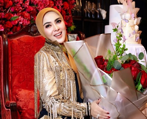 Syahrini kini mantap berhijab. (Foto: Dok. Instagram/@princessyahrini)