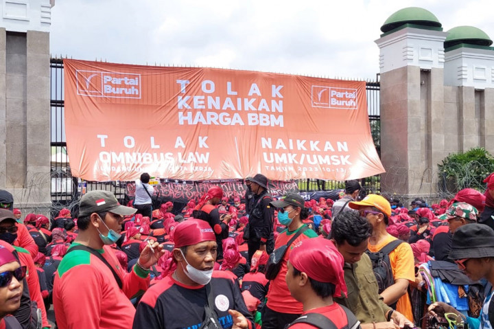 Buruh dan Mahasiswa Demo Tolak Kenaikan BBM di Gedung DPR