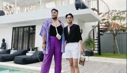 Pamer Foto Telanjang Dada Bersama Rekan, Ivan Gunawan Jadi Sorotan Netizen