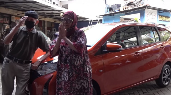 Mantap! Raffi Ahmad Penuhi Janji Belikan Bunda Iffet Mobil Baru