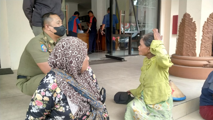 Warga Kudus <i>Ngemis</i> di Jepara Buat Bayar Angsuran Mobil