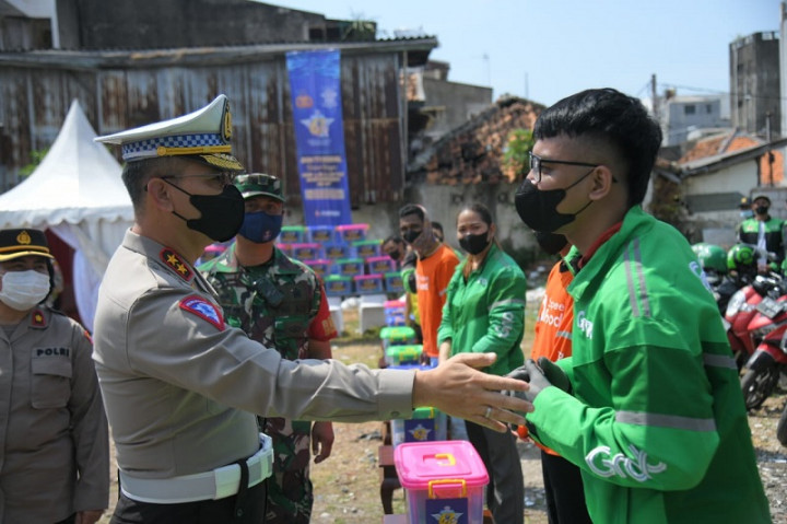 HUT ke-67, Korlantas Sebar Ribuan Paket Sembako