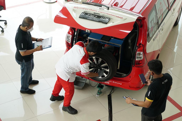 Unik, Emak-Emak Servis Mobil Di Sekolah