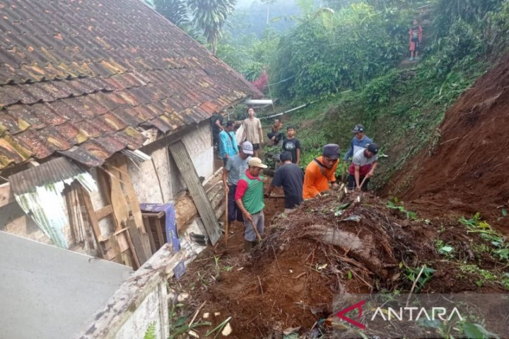 Belasan Rumah di Cianjur Rusak Diterjang Longsor dan Tanah Bergerak
