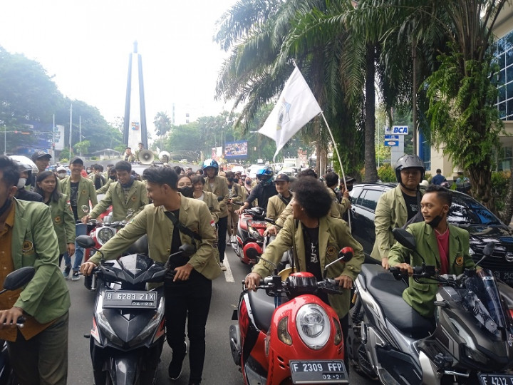 Tolak Kenaikan BBM, Mahasiswa Gelar Aksi Dorong Motor ke Istana Bogor