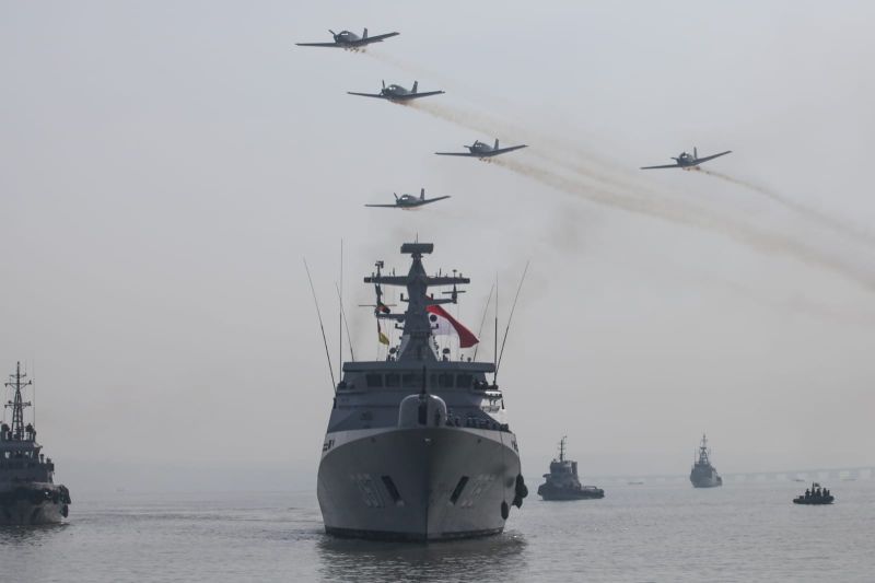 Sejumlah pesawat TNI AL menyambut kedatangan KRI Sultan Iskandar Muda-367 yang tergabung dalam Satgas Maritime Taks Force TNI Konga XXVIII-M/Unifil TA 2020 saat melintas di Selat Madura, Sabtu, 3 September 2022. ANTARA/Didik Suhartono