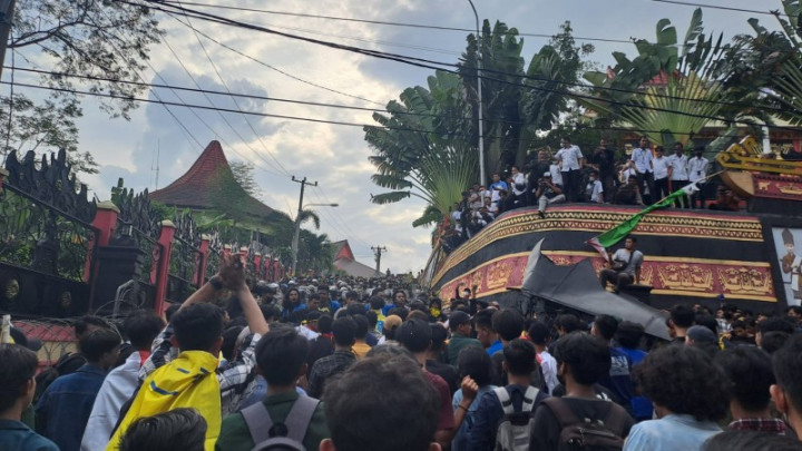 Mahasiswa Jebol Kantor DPRD Kota Bandar Lampung