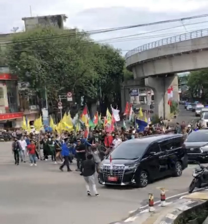 Mobil Wapres Ma'ruf Amin Dikejar Pedemo Tolak Kenaikan BBM di Palembang