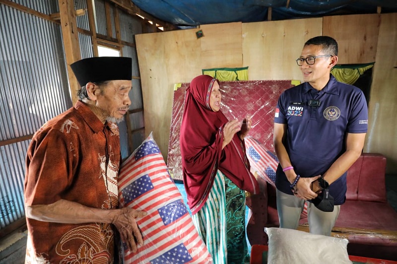 Menparekraf Sandiaga Uno bersama Sangkala, 71, dan istrinya. (Istimewa)