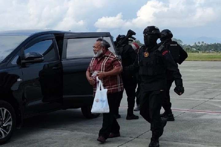 Penyidik KPK Bawa Bupati Mimika ke Jakarta