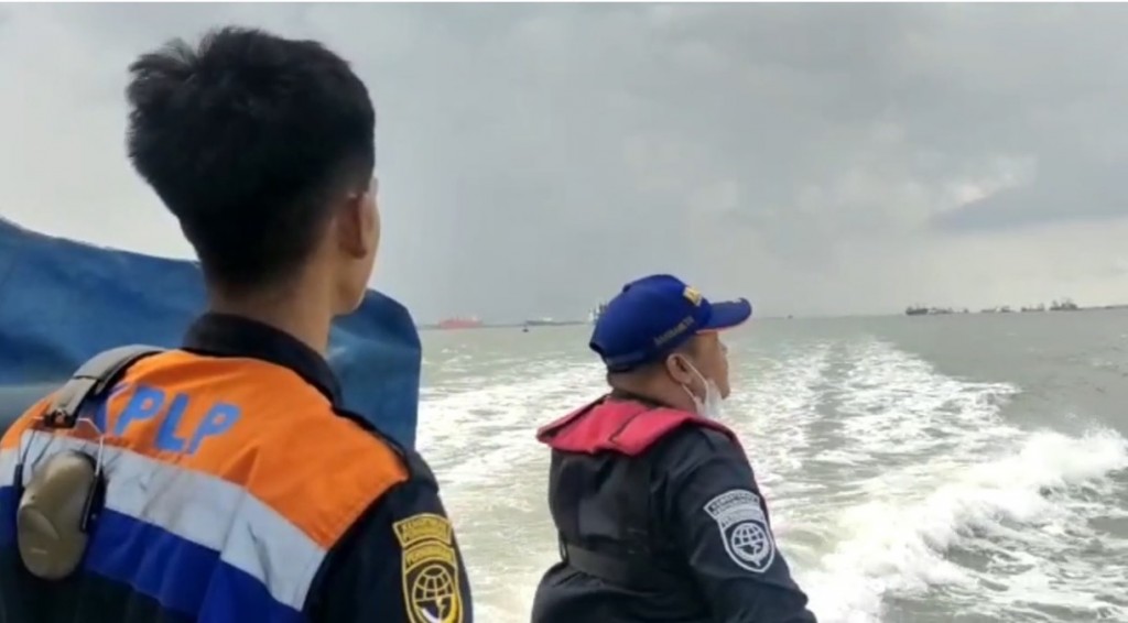 Proses pencarian pesawat latih TNI AL yang jatuh di Perairan Selat Madura. Metro TV